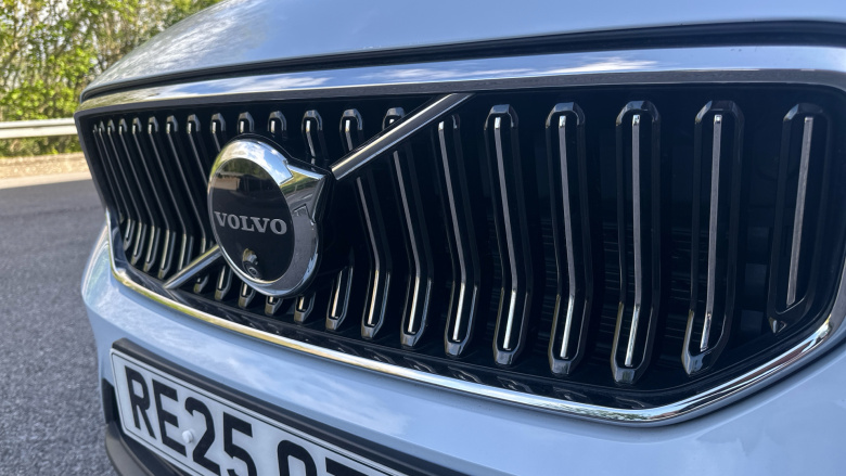 Volvo XC40 2.0 B4P Ultra Dark 5dr Auto Petrol Estate